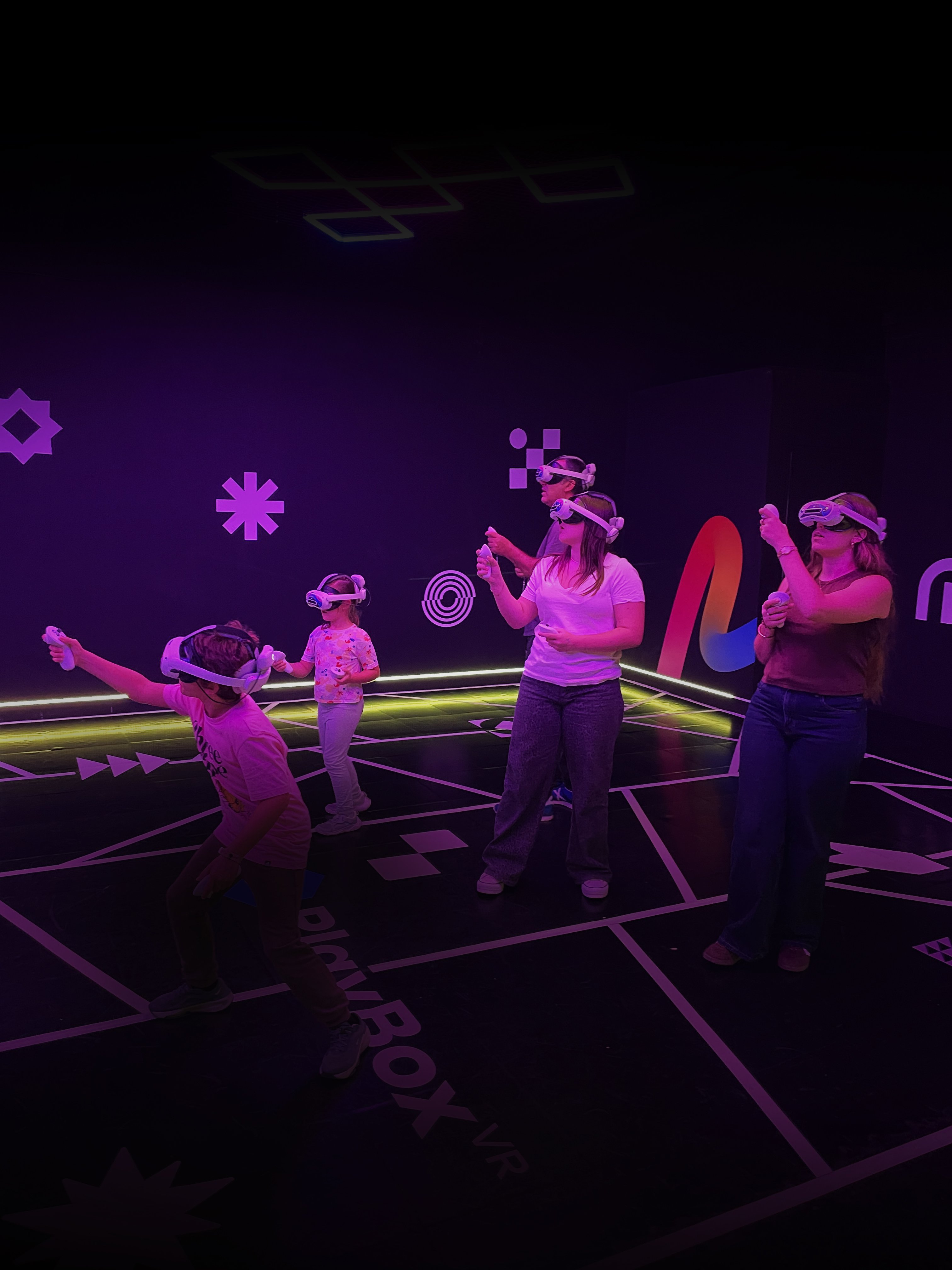 Grupo jugando VR