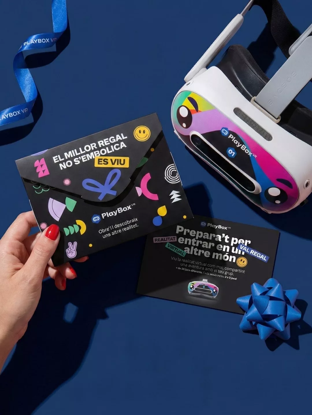 Sobre del vale regalo PlayBox VR con las gafas de realidad virtual