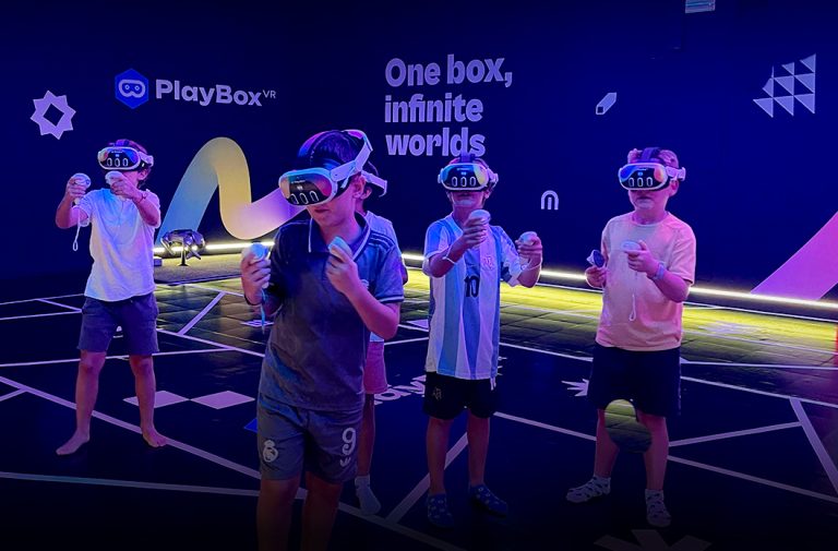 Familia jugando a realidad virtual en PlayBox VR